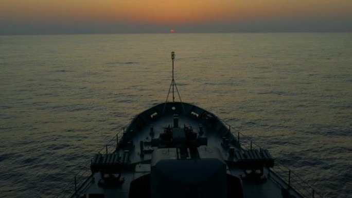 军用船在日落时分军演战舰航母编队海军力量