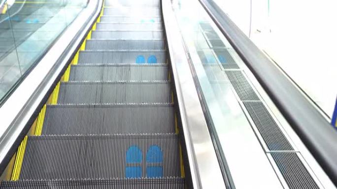 4k脚印标志，用于站在自动扶梯中，以避免感染冠状病毒疾病