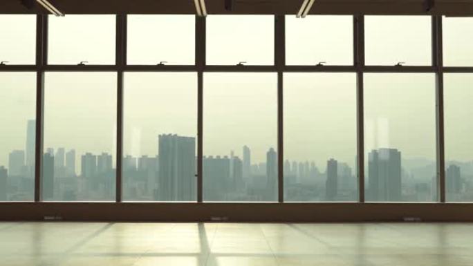 透过窗户俯瞰香港城市天际线建筑