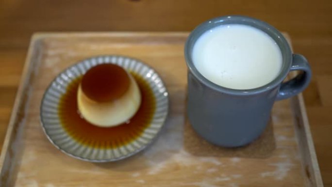 盘子上的布丁和牛奶特写。