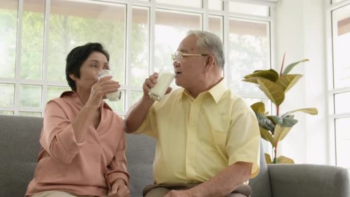 快乐的老年夫妇喝牛奶。