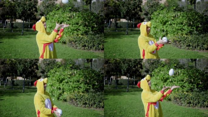 一个打扮成鸡的女孩把鸡蛋扔在上面，然后把它抓回来。一个穿着鸡装的女人的有趣视频。鸡蛋鸡肉。女孩和鸡蛋