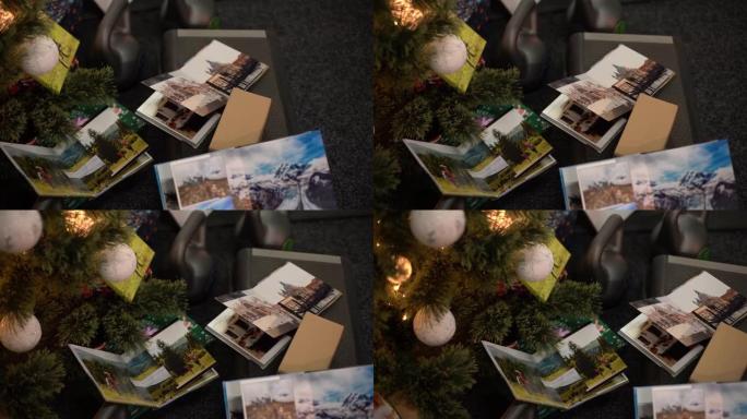 照片书作为圣诞树附近的礼物