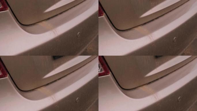 沙尘暴后汽车上肮脏条纹的特写。