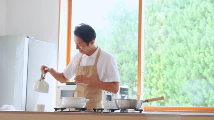 亚洲男子在家做饭居家做饭的男人视频素材开