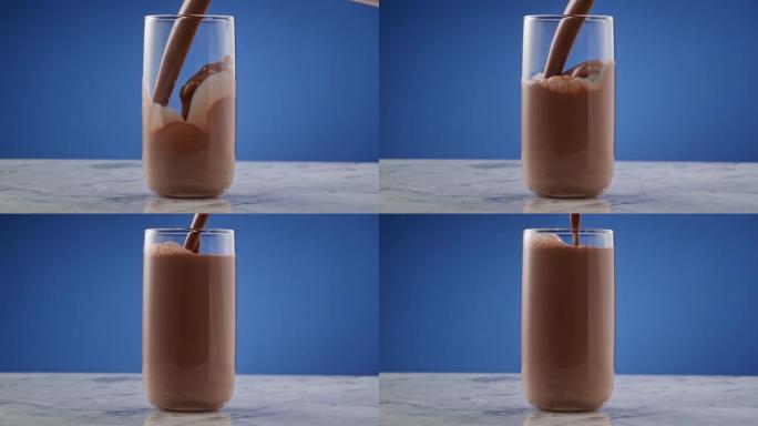 巧克力牛奶倒在蓝色背景上
