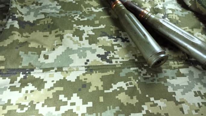 炮弹导弹躺在旧卡其布夹克上。没有战争，军队概念。