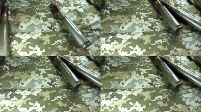 炮弹导弹躺在旧卡其布夹克上。没有战争，军队概念。