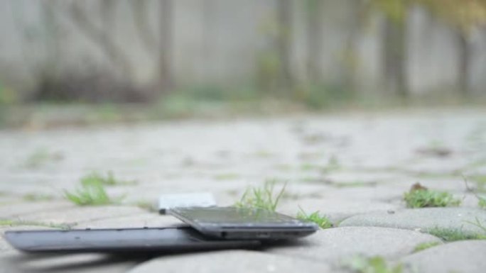 智能手机手机掉到地上。使屏幕破裂和损坏。意外险技术、维修和保养
