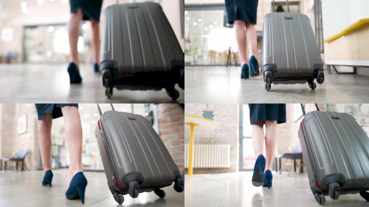 一个面目全非的女性拖着行李箱出门的特写