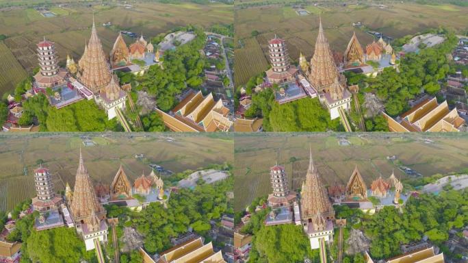 泰国北碧府虎洞寺或Wat Tham Suea的大金佛像和宝塔的鸟瞰图。旅行概念中的著名旅游景点地标。