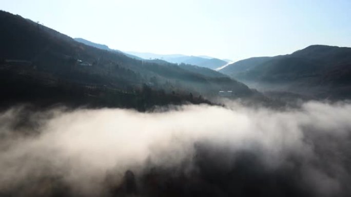 土耳其萨卡里亚省早晨薄雾山脉景观的鸟瞰图，阴郁的山脉景观空中视频，空中视频，空中山，空中背景，雾蒙蒙