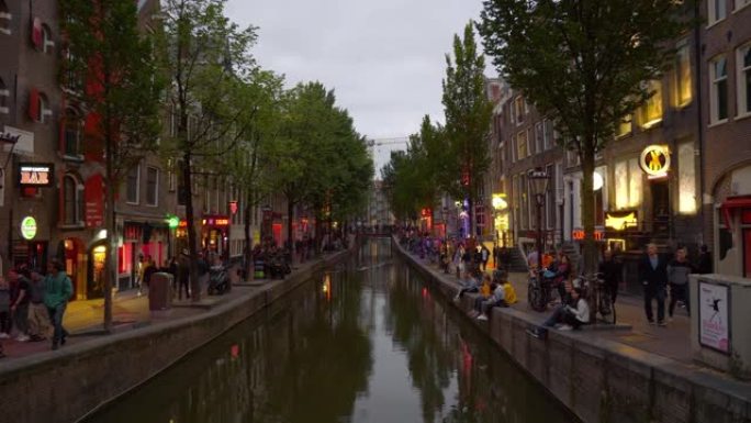 暮光之城照明阿姆斯特丹城市著名的红场运河拥挤全景4k荷兰