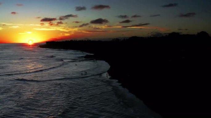 印度尼西亚巴厘岛仓古附近塞塞海滩的日落