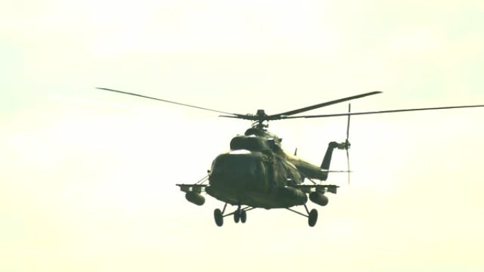 军用直升机在烟雾中爆炸