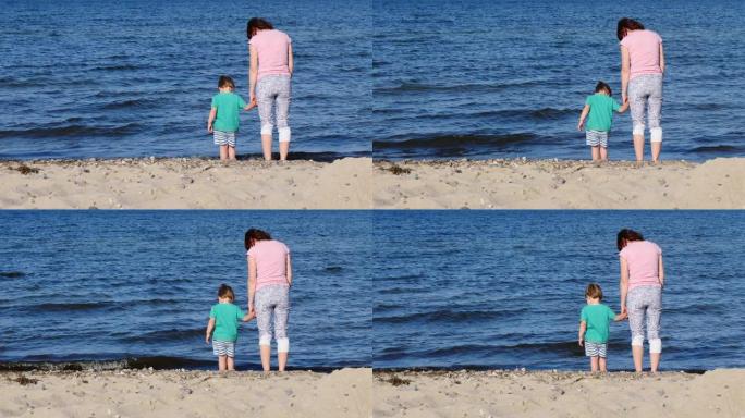妈妈带着小孩在海边