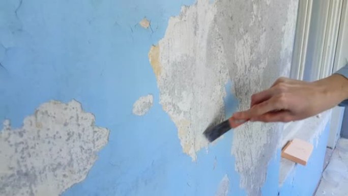 旧油漆剥落墙壁的过程