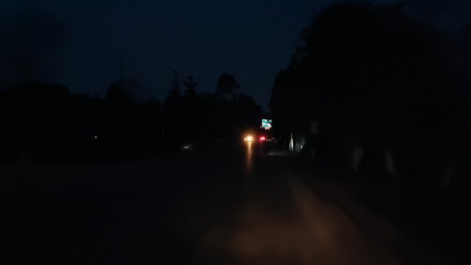 漆黑的公路 在路上 夜晚赶路 走夜路