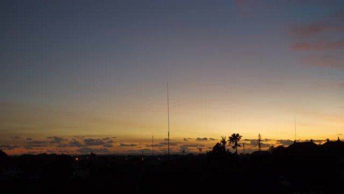 日落时间天空巴厘岛景观沙努尔地区酒店屋顶全景4k印度尼西亚