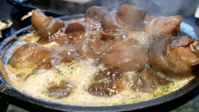 蘑菇在黄油酱中煮沸并煮沸特写