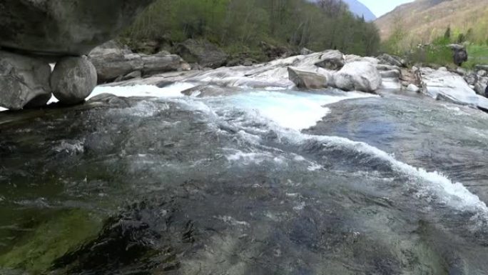 瑞士山区纯净河流Verzaska急流中涌水。