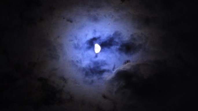 半个月亮和夜晚的移动云