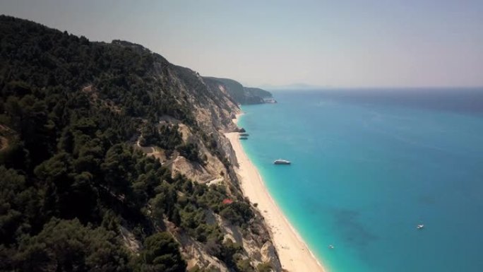 Egremni海滩和游艇的无人机视图