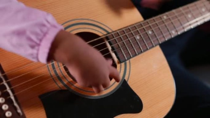 双手黑色儿童敲打无畏吉他弦训练音乐耳朵童年