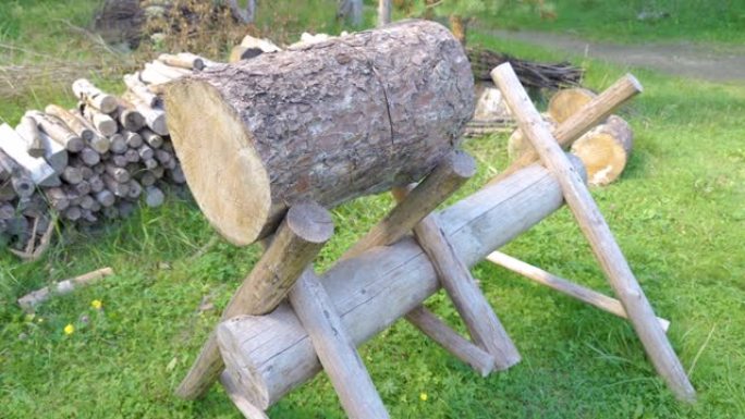 爱沙尼亚木制十字架支架顶部的切割原木