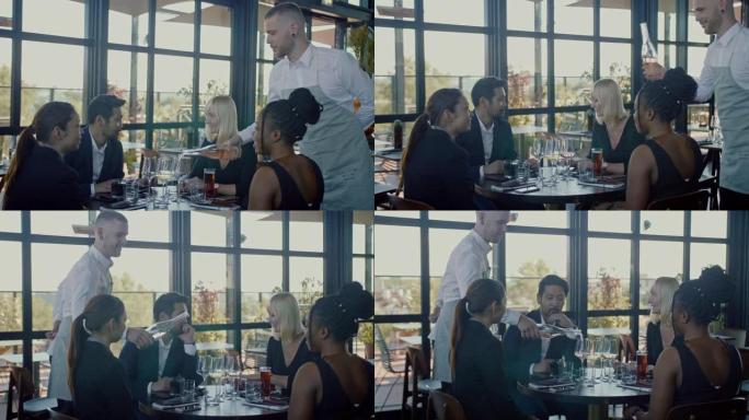 服务员在餐厅的团队会议上为商务人士提供一些饮料 (慢动作)