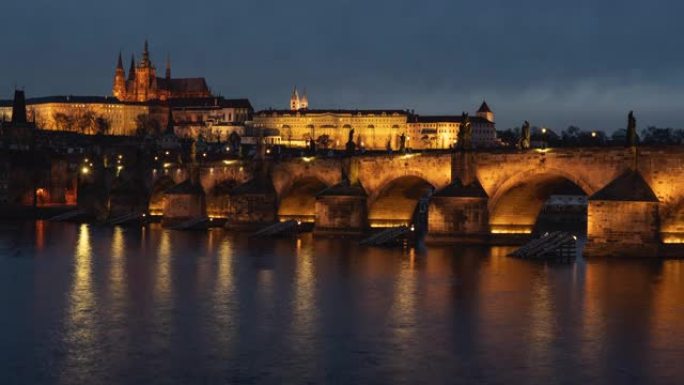 布拉格的布拉格城堡和查理大桥的延时夜。