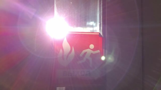 4k出口紧急标志，窗户上有发光的太阳光