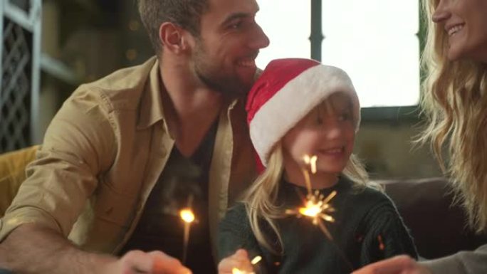 闪闪发光的棍子和圣诞老人帽子只意味着一件事 -- 圣诞节到了!