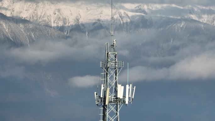 梅里雪山高原5G基站信号发射通讯铁塔