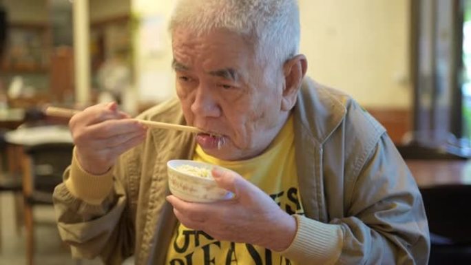 老人在一家中国餐馆吃饭。