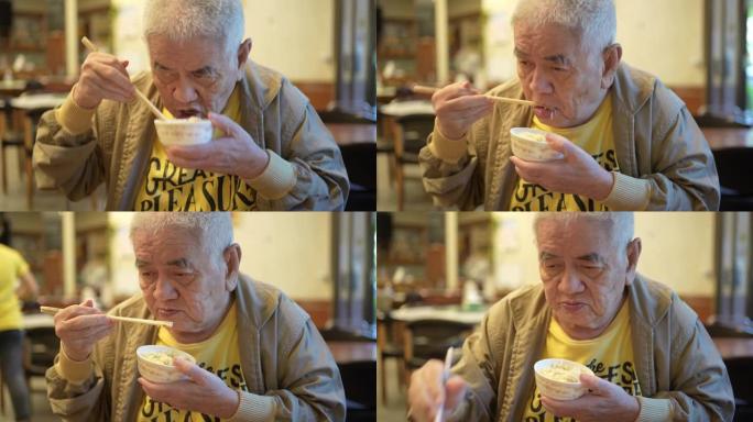 老人在一家中国餐馆吃饭。