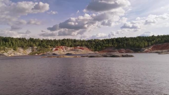 乌拉尔火星。斯维尔德洛夫斯克地区的粘土采石场。红水。鸟瞰图。全高清FHD