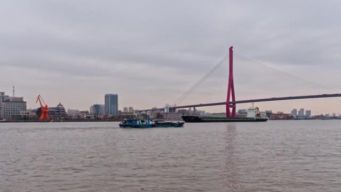美丽的上海市容，云天背景的杨浦大桥，黄浦江上航行的货船，4k镜头，延时视频，b滚动镜头。