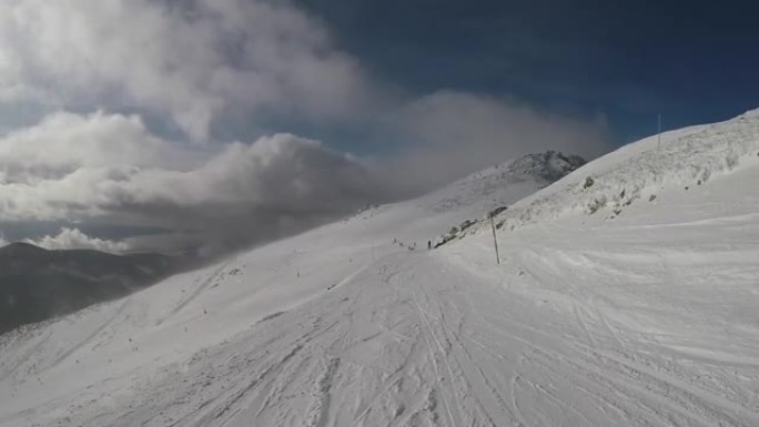滑雪。滑雪胜地。冬天，寒假，周末，假期，雪山。雾。主观动态摄像机。面目全非的人。斯洛伐克，贾斯纳。全