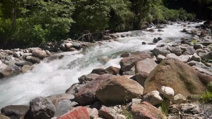 高山溪流溪水河水清澈见底