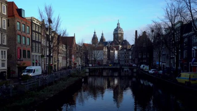 带反射的阿姆斯特丹运河
