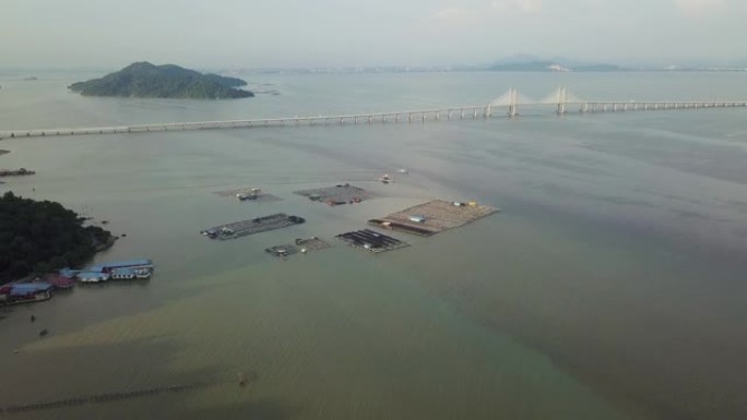 Pulau Pinang的Teluk Tempoyak海上鸟瞰鱼场。背景是槟城二桥和杰瑞亚克岛。