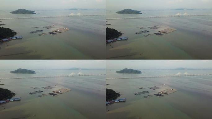 Pulau Pinang的Teluk Tempoyak海上鸟瞰鱼场。背景是槟城二桥和杰瑞亚克岛。
