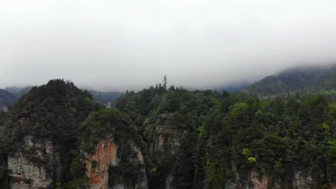美丽的鸟瞰图在中国湖南张家界武陵源国家森林公园下雨的十英里自然画廊