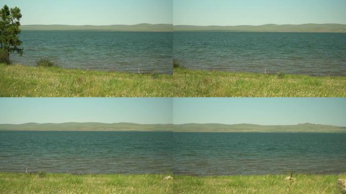 美丽的湖泊，丘陵海岸。阳光明媚的夏日。Khakassia的Shira湖有矿物质，略带盐水。湖水具有治