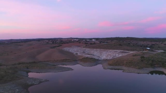 葡萄牙特雷纳日落时大理石石头尘埃的沙漠如山丘景观的无人机空中全景