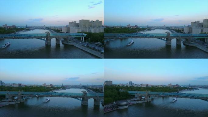 俄罗斯暮光之城莫斯科河畔高尔基公园人行天桥空中全景4k