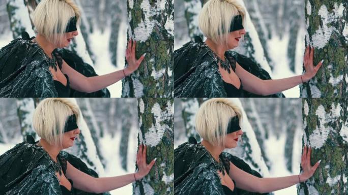 疲惫的女人倚在树上，在森林中扮演凤凰的角色