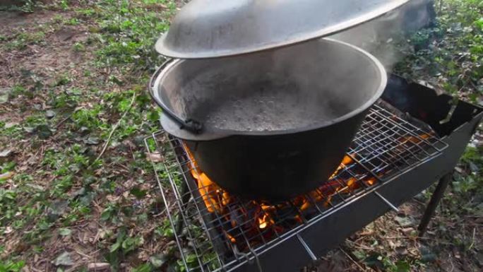 森林里的圆顶硬礼帽着火了。用新鲜空气烹饪