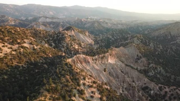 空中无人机戏剧性的沙漠景观加州